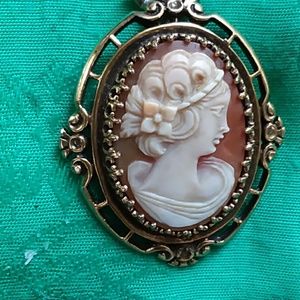 An Antique Stunninv 14k Gold Cameo 2 "